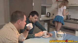 Horny μικροκαμωμένη έφηβος κερατάδες ο σύζυγός της