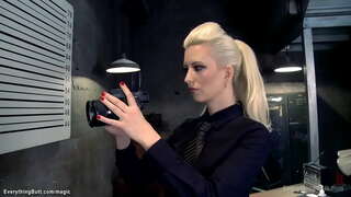 Big cíocha MILF cop Silíní Torn bréagáin anal brunette iostaí Maddy O Reilly san oifig ansin anal fucks a agus Veronica Avluv i bpríosún cill threesome