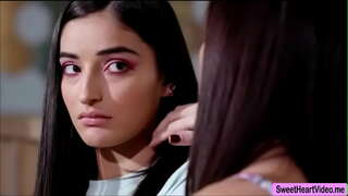 Alana Cruise kwaye Emily Willis sebenzisa ngamnye abanye ulwimi ukuba ufikelelo kwincam yoluvo yesondo