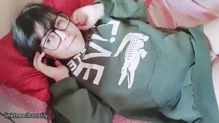 Дзяўчына падлетак кранае сваю шапіках