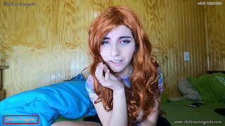 Pige bliver spændt foran skærmen