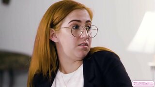 Халуун шаргал болон түүний busty түнш гэмт хэргийн талаар төлөвлөж байгаа тэдний дараагийн том зорилт.Гэнэт,түүний сорилтын ажилтан ирж, судалгаа түүний хамтрагч.Тэд ажиллах дуртай нэг, хоер ба үүнийг нотлох ажилтан.Тэд эхлэх үнсэлдсэн болон долоох, бүр зарим нь pussy.