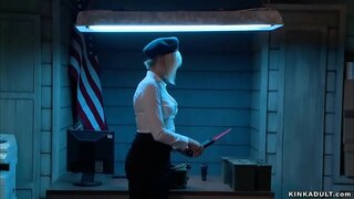 Dude terikat dan fucked interogator