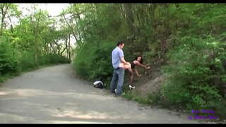 Спачатку яны датыкаюцца адзін да аднаго ў бары, а потым ідуць трахацца ў грамадскі сад