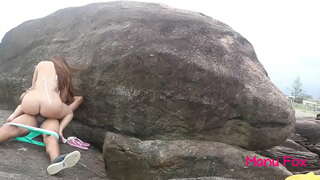 Pornstar Manu Fox anal sex uban sa walay pagdumot diha sa publiko nga beach